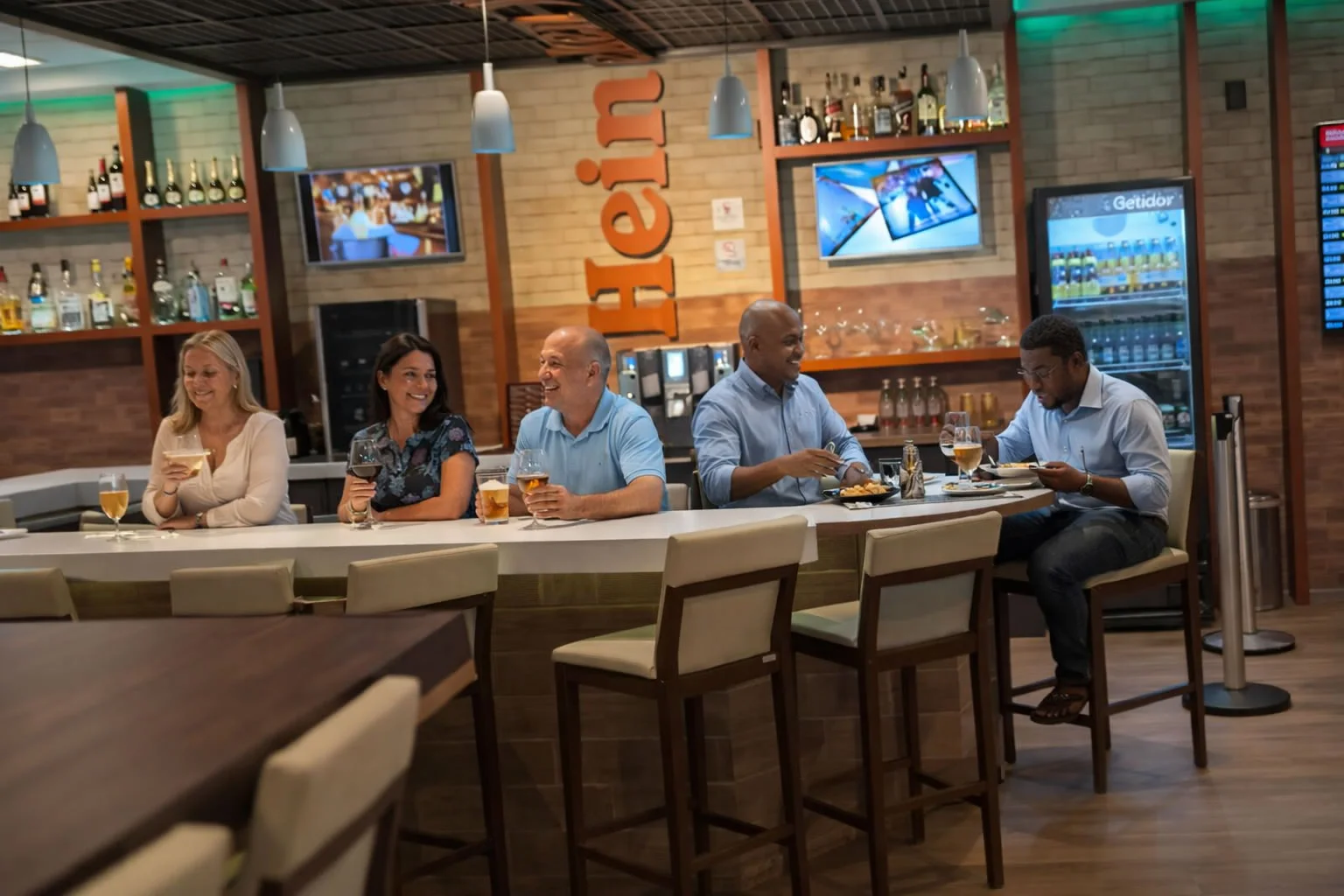 Passageiros no snack bar do hotel em Aeroporto Guarulhos